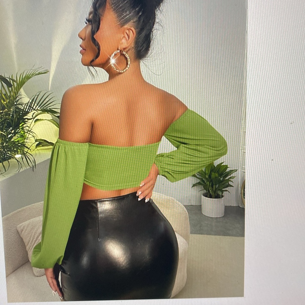 Off shoulder twisted front crop top NWOT - Picture 3 of 3